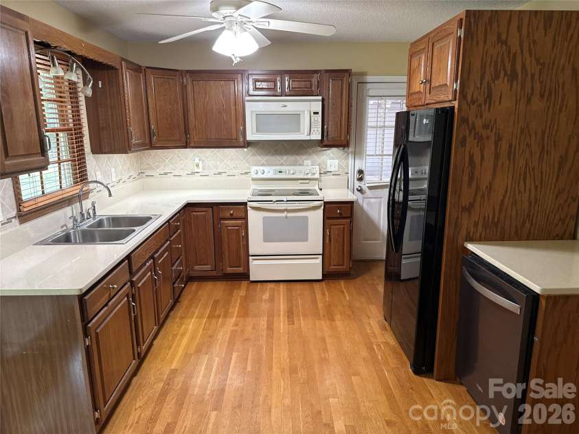812 Whites Farm Road, Statesville, NC 28625.  MLS# CAR4386988, YatesRealty ID 26951. 