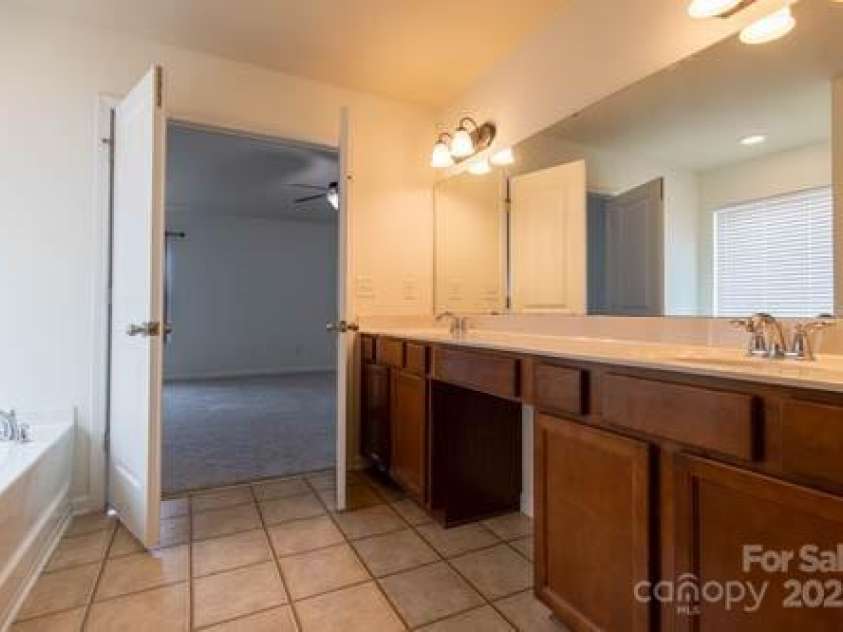 159 Saye Place, Mooresville, NC 28115.  MLS# CAR4255738, YatesRealty ID 26952. Primary Bathroom w/ double vanity