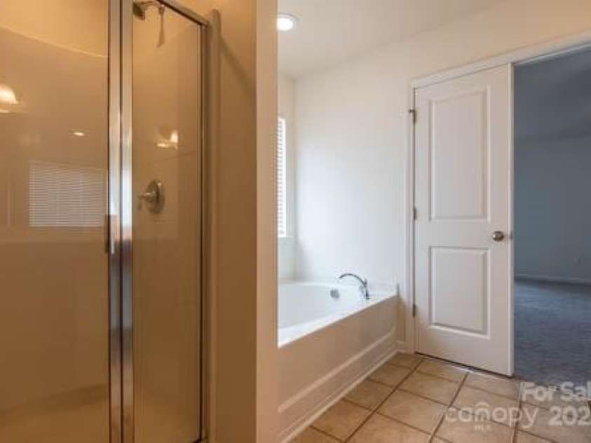 159 Saye Place, Mooresville, NC 28115.  MLS# CAR4255738, YatesRealty ID 26952. Primary Bathroom with Soaking Tub and Walk-in Shower