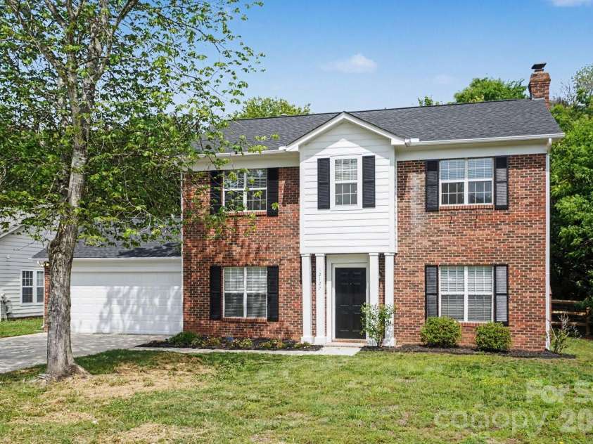 12127 Landing Green Drive, Charlotte, NC 28277.  MLS# CAR4385042, YatesRealty ID 26953. 