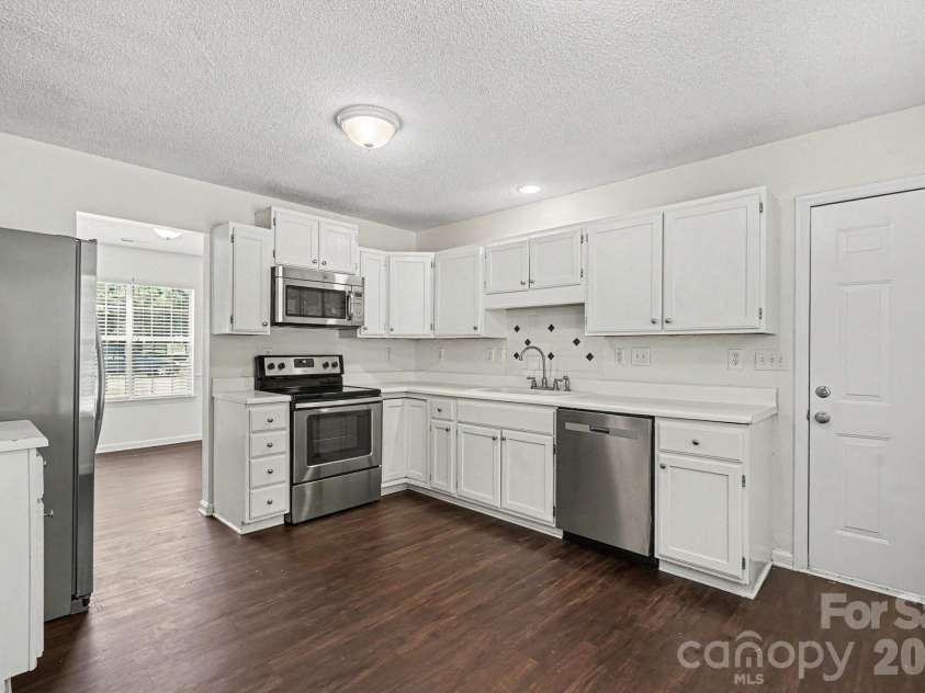 12127 Landing Green Drive, Charlotte, NC 28277.  MLS# CAR4385042, YatesRealty ID 26953. 