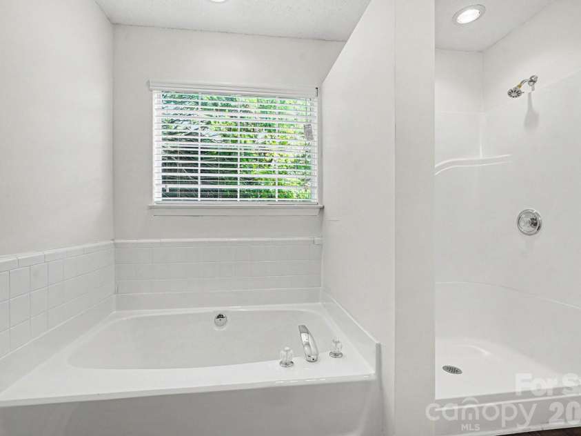12127 Landing Green Drive, Charlotte, NC 28277.  MLS# CAR4385042, YatesRealty ID 26953. 