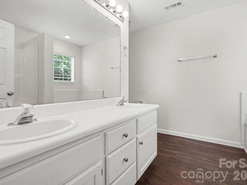 12127 Landing Green Drive, Charlotte, NC 28277.  MLS# CAR4385042, YatesRealty ID 26953. 