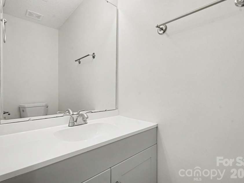 12127 Landing Green Drive, Charlotte, NC 28277.  MLS# CAR4385042, YatesRealty ID 26953. 