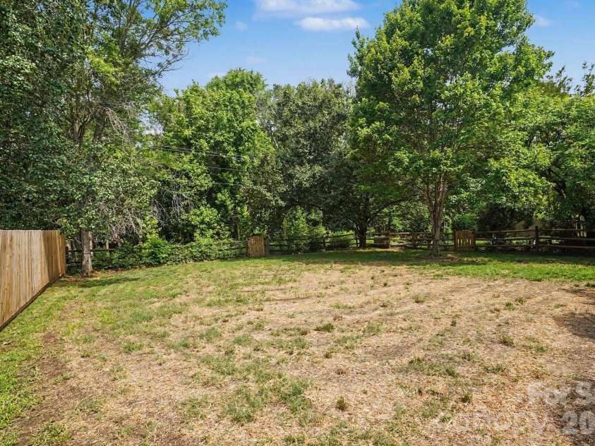 12127 Landing Green Drive, Charlotte, NC 28277.  MLS# CAR4385042, YatesRealty ID 26953. 