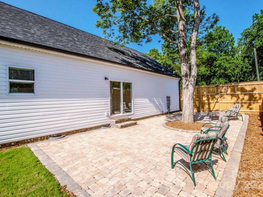 7039 Executive Circle, Denver, NC 28037.  MLS# CAR4275891, YatesRealty ID 26953. 