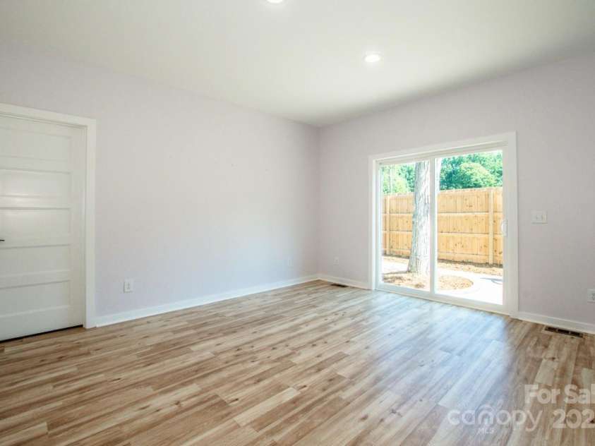 7039 Executive Circle, Denver, NC 28037.  MLS# CAR4275891, YatesRealty ID 26953. Dining area