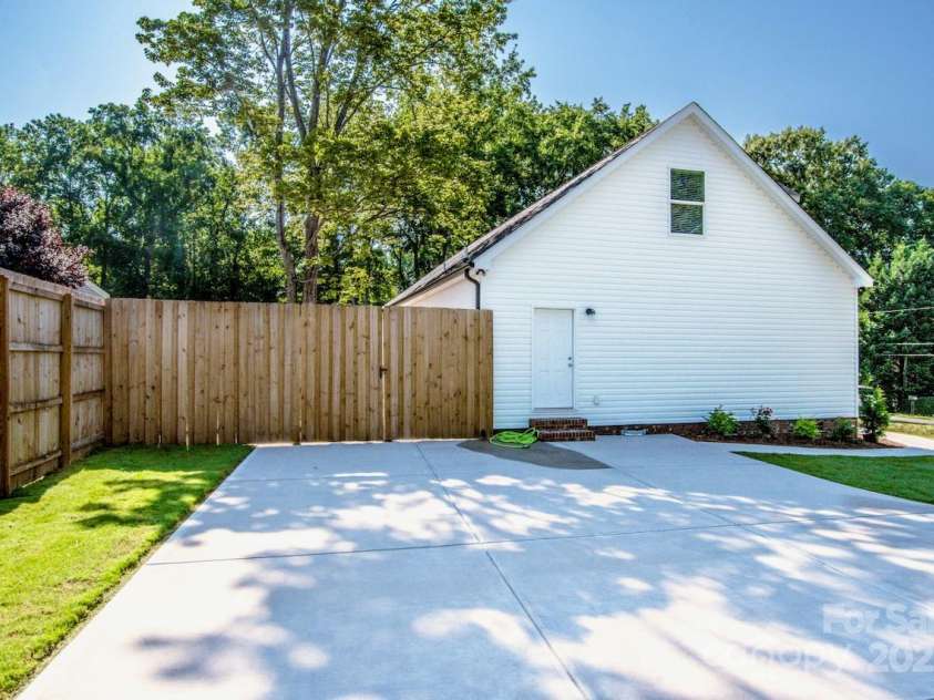 7039 Executive Circle, Denver, NC 28037.  MLS# CAR4275891, YatesRealty ID 26953. Large driveway with ample parking