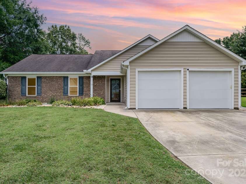 8000 Rachel Court, Waxhaw, NC 28173.  MLS# CAR4274622, YatesRealty ID 26955. 