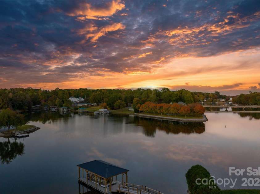 6233 Riviera Run Estates Drive, Hickory, NC 28601.  MLS# CAR4222327, YatesRealty ID 26956. 