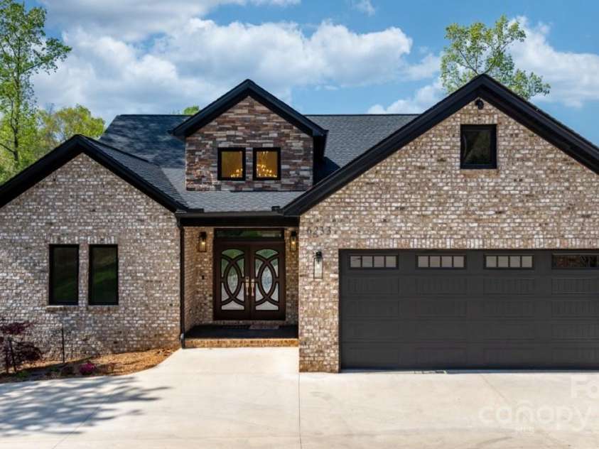 6233 Riviera Run Estates Drive, Hickory, NC 28601.  MLS# CAR4222327, YatesRealty ID 26956. 