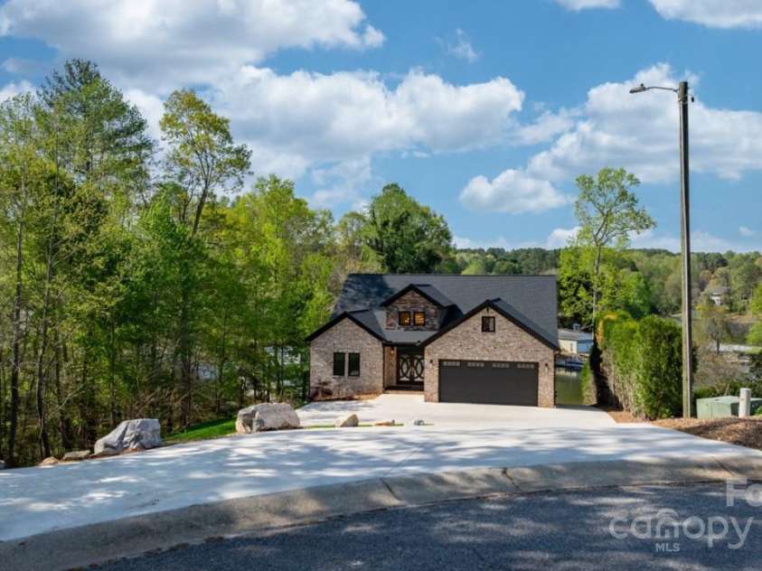 6233 Riviera Run Estates Drive, Hickory, NC 28601.  MLS# CAR4222327, YatesRealty ID 26956. 