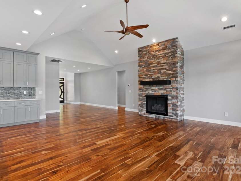 6233 Riviera Run Estates Drive, Hickory, NC 28601.  MLS# CAR4222327, YatesRealty ID 26956. 