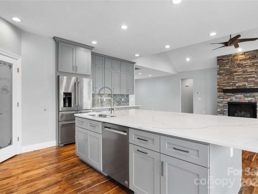 6233 Riviera Run Estates Drive, Hickory, NC 28601.  MLS# CAR4222327, YatesRealty ID 26956. 