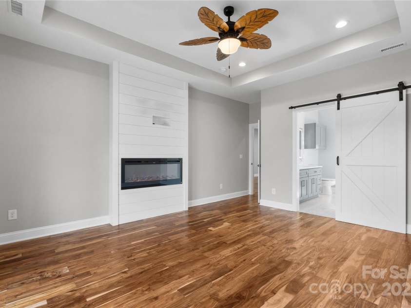 6233 Riviera Run Estates Drive, Hickory, NC 28601.  MLS# CAR4222327, YatesRealty ID 26956. 