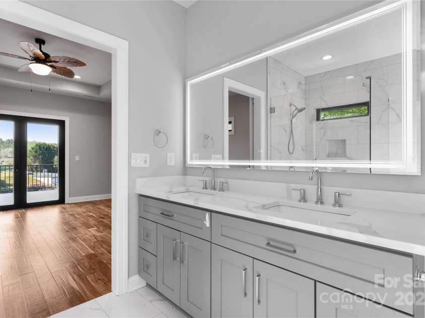 6233 Riviera Run Estates Drive, Hickory, NC 28601.  MLS# CAR4222327, YatesRealty ID 26956. 