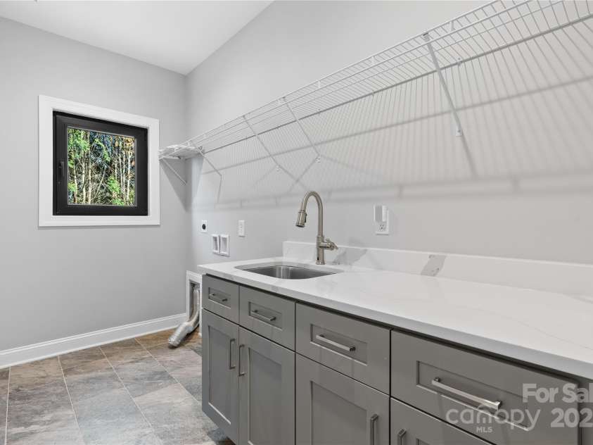 6233 Riviera Run Estates Drive, Hickory, NC 28601.  MLS# CAR4222327, YatesRealty ID 26956. 