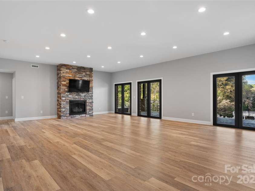 6233 Riviera Run Estates Drive, Hickory, NC 28601.  MLS# CAR4222327, YatesRealty ID 26956. 