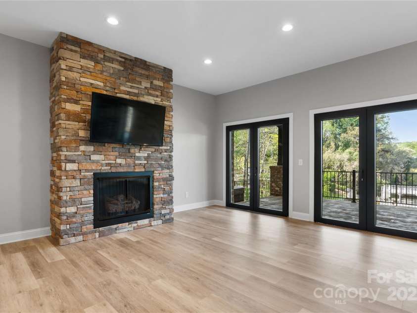 6233 Riviera Run Estates Drive, Hickory, NC 28601.  MLS# CAR4222327, YatesRealty ID 26956. 