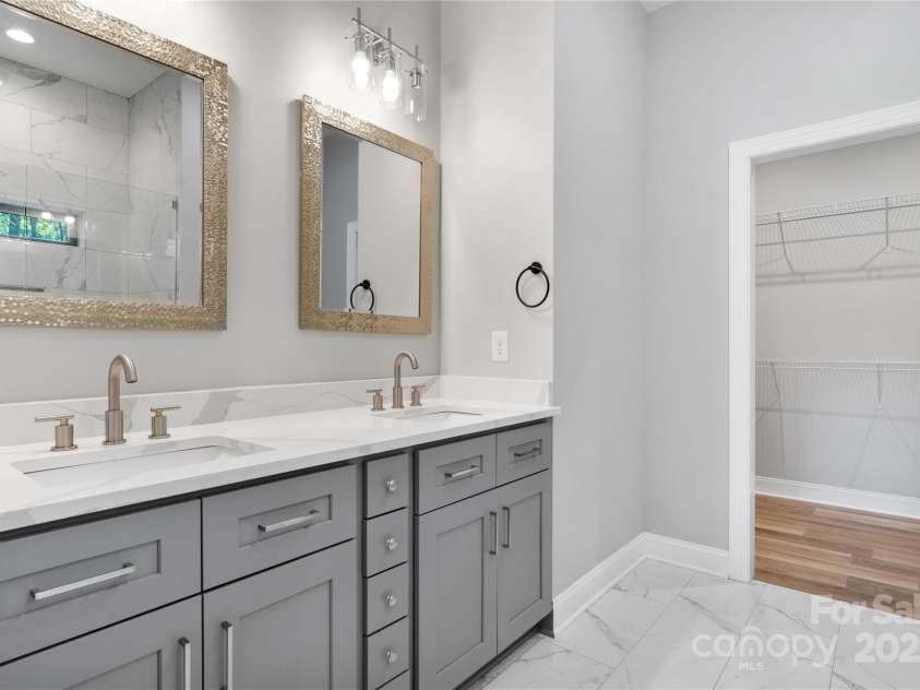 6233 Riviera Run Estates Drive, Hickory, NC 28601.  MLS# CAR4222327, YatesRealty ID 26956. 