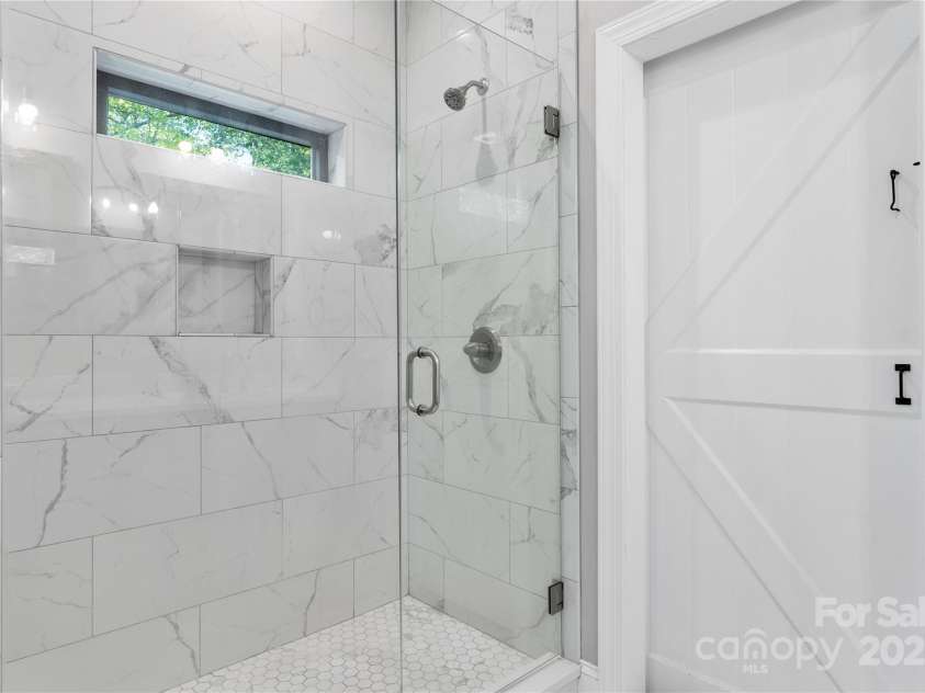 6233 Riviera Run Estates Drive, Hickory, NC 28601.  MLS# CAR4222327, YatesRealty ID 26956. 