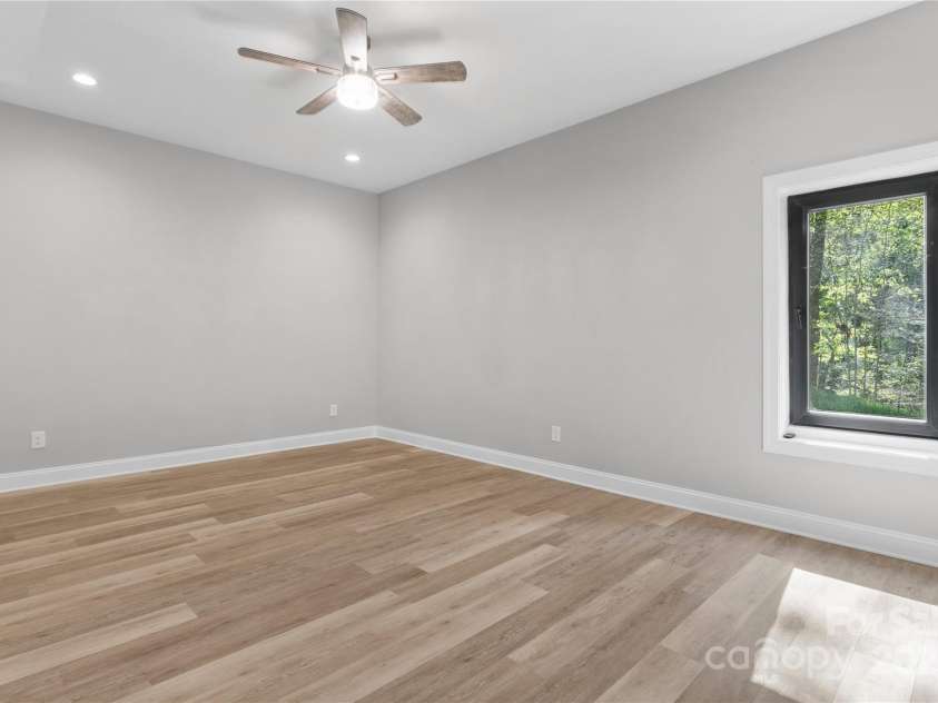 6233 Riviera Run Estates Drive, Hickory, NC 28601.  MLS# CAR4222327, YatesRealty ID 26956. 