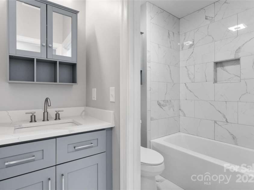 6233 Riviera Run Estates Drive, Hickory, NC 28601.  MLS# CAR4222327, YatesRealty ID 26956. 