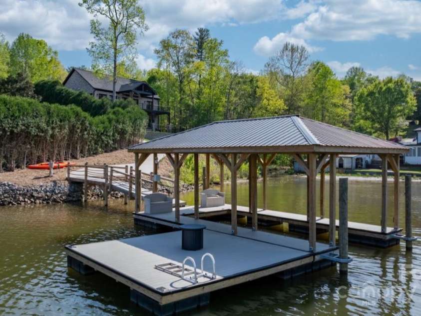 6233 Riviera Run Estates Drive, Hickory, NC 28601.  MLS# CAR4222327, YatesRealty ID 26956. 