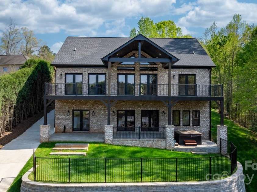 6233 Riviera Run Estates Drive, Hickory, NC 28601.  MLS# CAR4222327, YatesRealty ID 26956. 