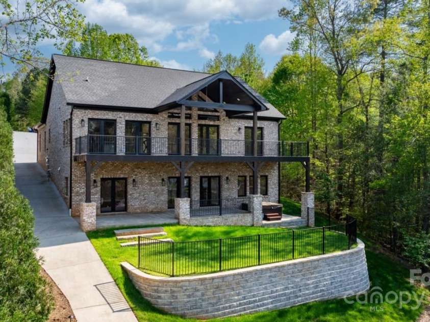 6233 Riviera Run Estates Drive, Hickory, NC 28601.  MLS# CAR4222327, YatesRealty ID 26956. 