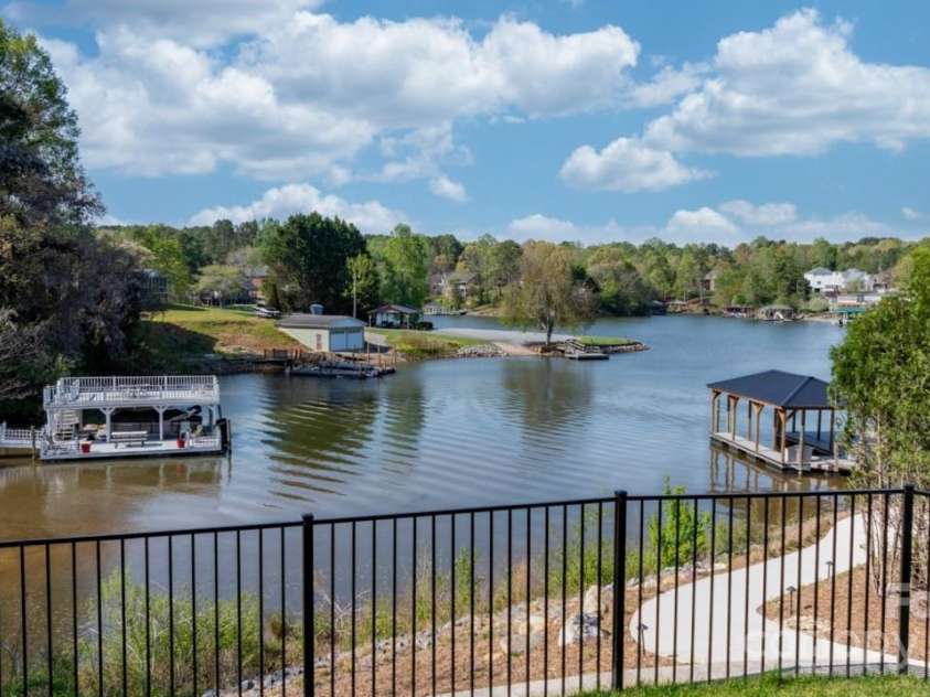 6233 Riviera Run Estates Drive, Hickory, NC 28601.  MLS# CAR4222327, YatesRealty ID 26956. 