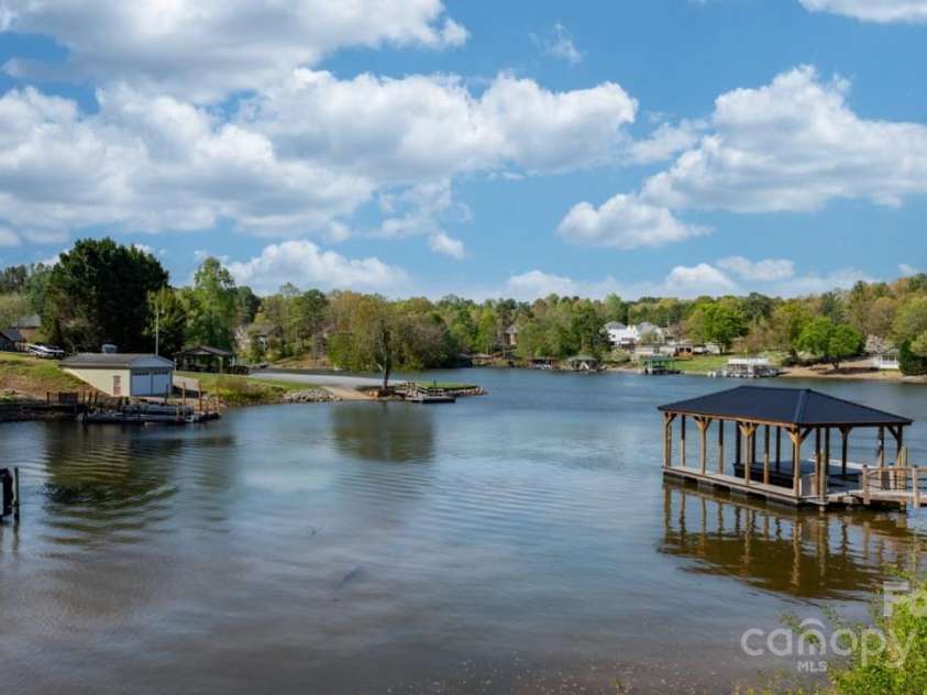 6233 Riviera Run Estates Drive, Hickory, NC 28601.  MLS# CAR4222327, YatesRealty ID 26956. 