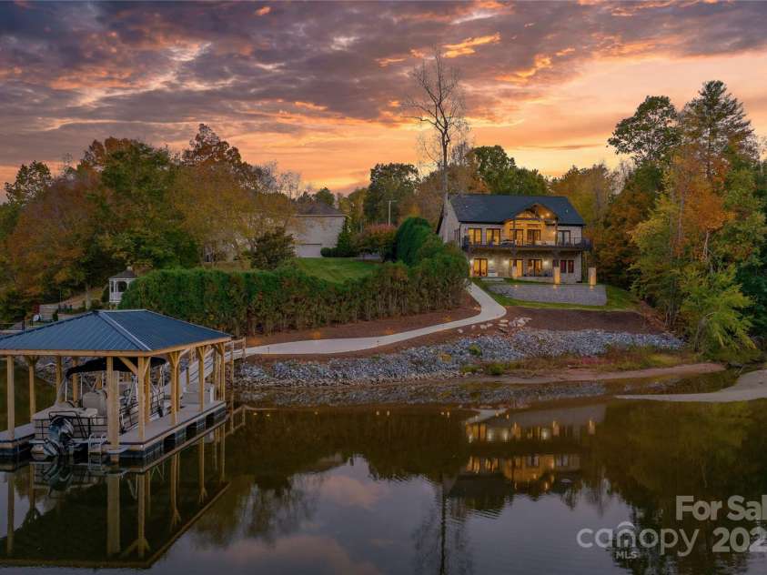 6233 Riviera Run Estates Drive, Hickory, NC 28601.  MLS# CAR4222327, YatesRealty ID 26956. 