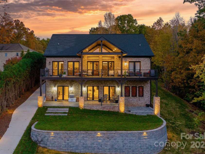 6233 Riviera Run Estates Drive, Hickory, NC 28601.  MLS# CAR4222327, YatesRealty ID 26956. 