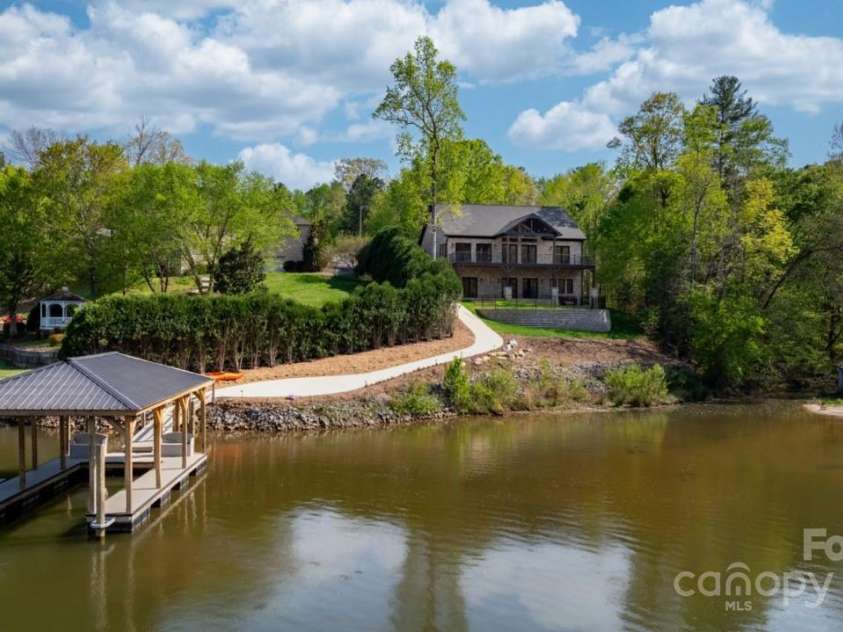 6233 Riviera Run Estates Drive, Hickory, NC 28601.  MLS# CAR4222327, YatesRealty ID 26956. 