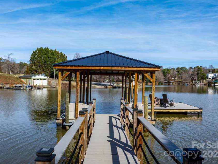 6233 Riviera Run Estates Drive, Hickory, NC 28601.  MLS# CAR4222327, YatesRealty ID 26956. 