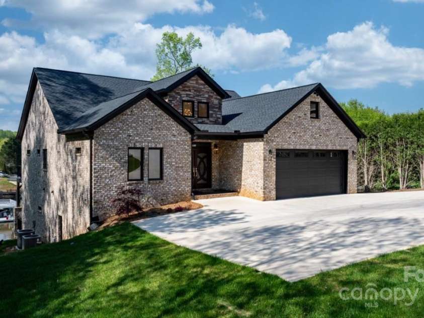 6233 Riviera Run Estates Drive, Hickory, NC 28601.  MLS# CAR4222327, YatesRealty ID 26956. 