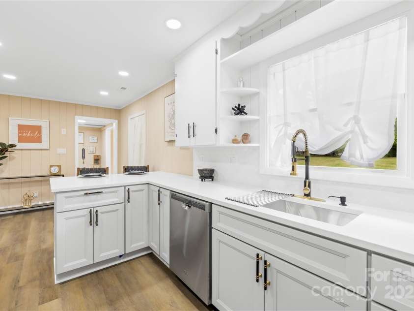 504 Katherine Avenue, Kings Mountain, NC 28086.  MLS# CAR4240917, YatesRealty ID 26957. Quartz countertops & SS appliances