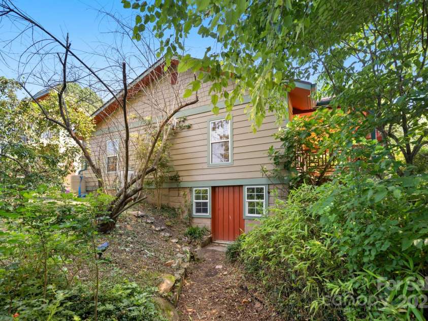 15 Deaver Drive, Asheville, NC 28806.  MLS# CAR4280300, YatesRealty ID 26958. 