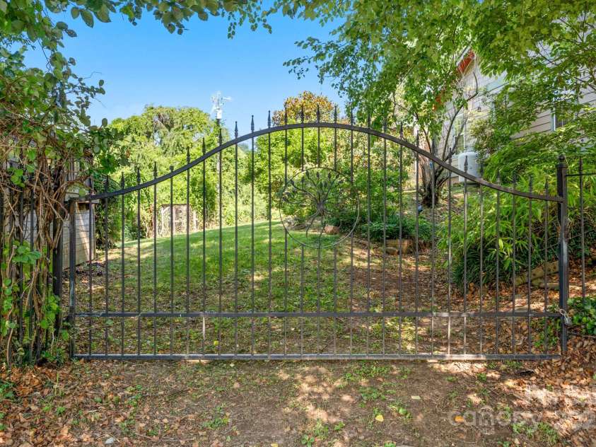 15 Deaver Drive, Asheville, NC 28806.  MLS# CAR4280300, YatesRealty ID 26958. 