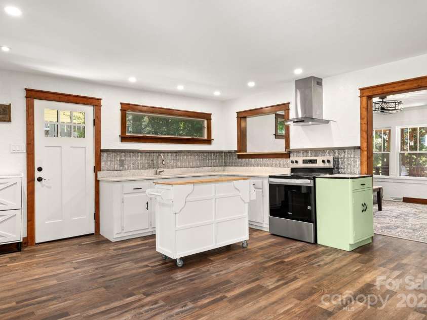 15 Deaver Drive, Asheville, NC 28806.  MLS# CAR4280300, YatesRealty ID 26958. 