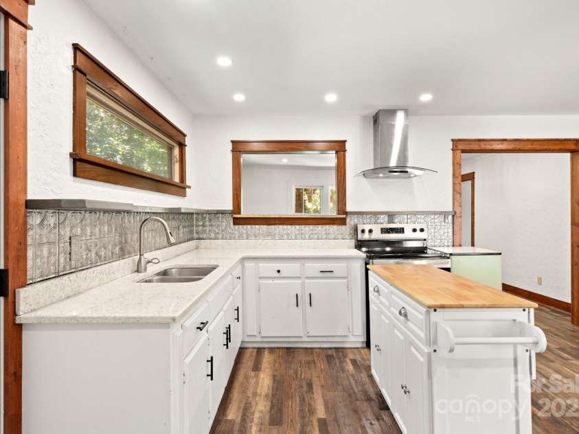 15 Deaver Drive, Asheville, NC 28806.  MLS# CAR4280300, YatesRealty ID 26958. 