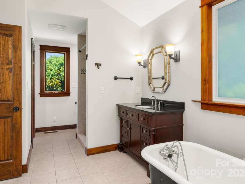 15 Deaver Drive, Asheville, NC 28806.  MLS# CAR4280300, YatesRealty ID 26958. 