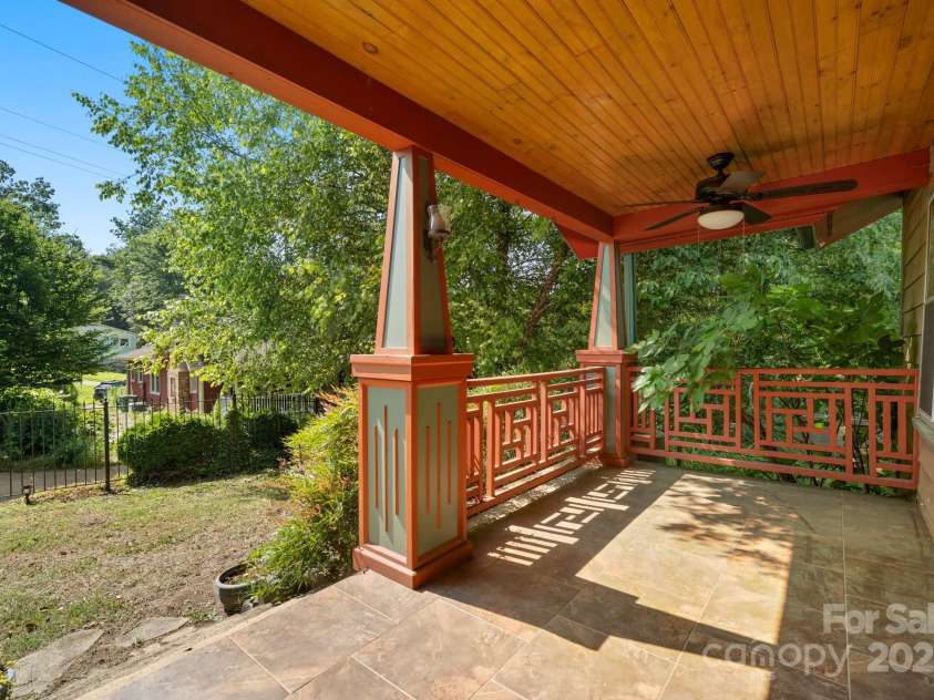 15 Deaver Drive, Asheville, NC 28806.  MLS# CAR4280300, YatesRealty ID 26958. Classic Arts and Crafts Bungalow Porch