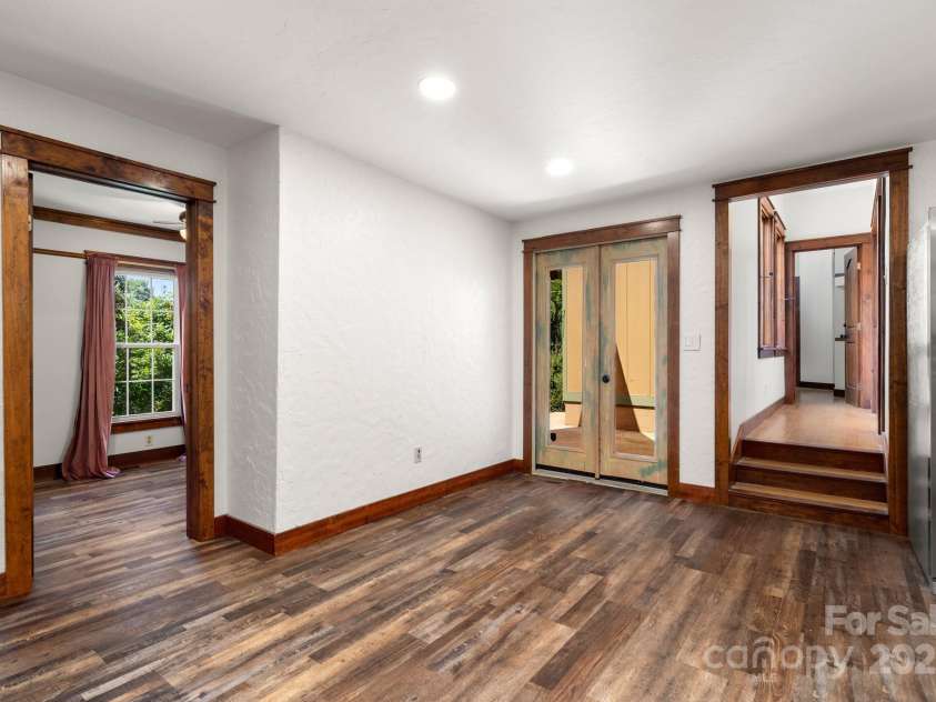 15 Deaver Drive, Asheville, NC 28806.  MLS# CAR4280300, YatesRealty ID 26958. Dining Area with Access to the Side Yard Patio