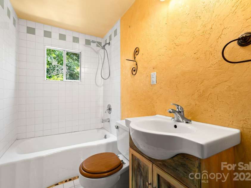 15 Deaver Drive, Asheville, NC 28806.  MLS# CAR4280300, YatesRealty ID 26958. Guest Bathroom