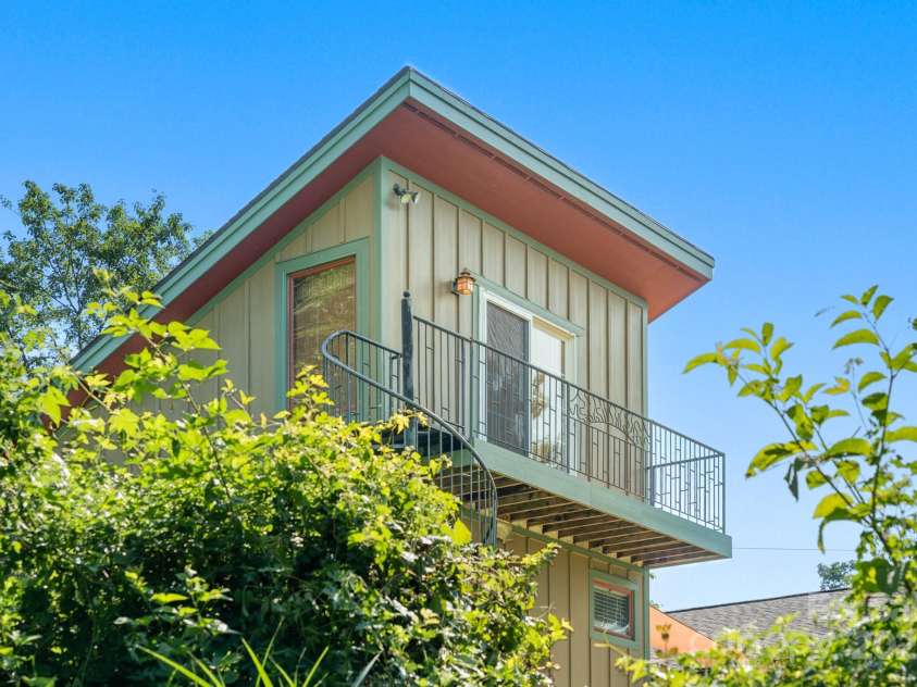 15 Deaver Drive, Asheville, NC 28806.  MLS# CAR4280300, YatesRealty ID 26958. Loft and Balcony Above the Primary Bedroom
