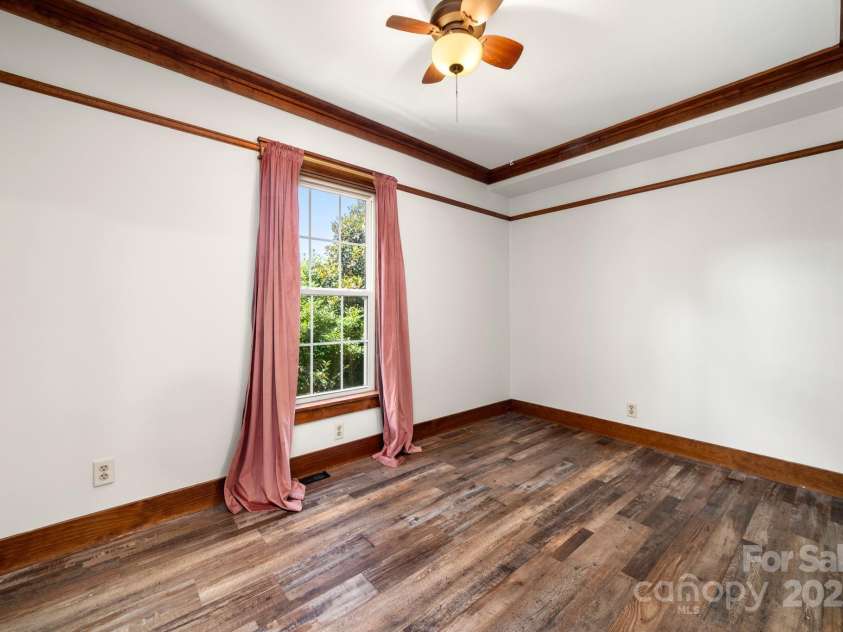 15 Deaver Drive, Asheville, NC 28806.  MLS# CAR4280300, YatesRealty ID 26958. Middle Bedroom