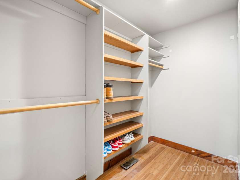 15 Deaver Drive, Asheville, NC 28806.  MLS# CAR4280300, YatesRealty ID 26958. Primary Bedroom Walk-In Closet