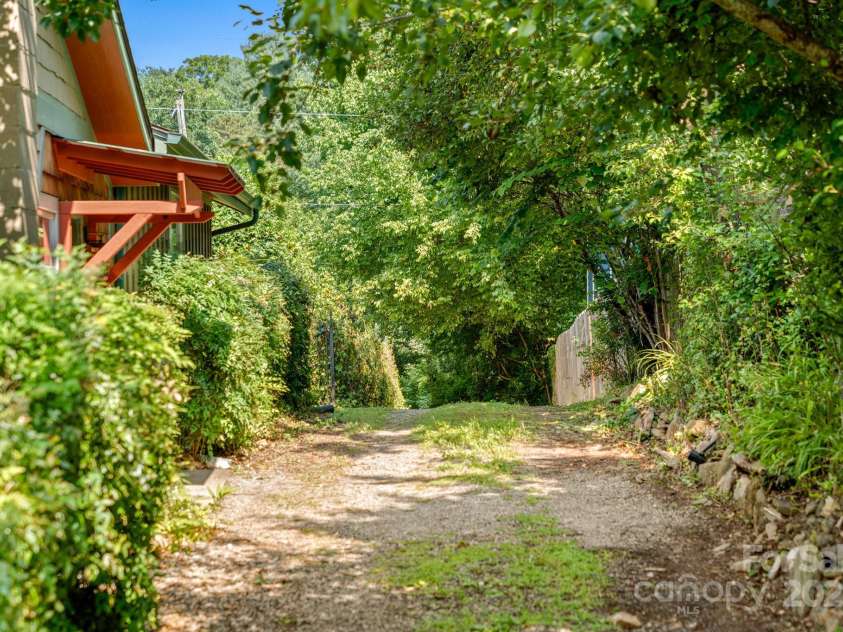 15 Deaver Drive, Asheville, NC 28806.  MLS# CAR4280300, YatesRealty ID 26958. Pull-Through Driveway